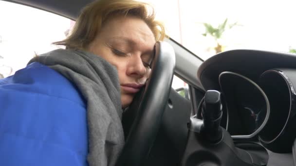 Vidéo de Le conducteur de la femme s'est endormi sur le siège du conducteur  sur le bord de la route. J'attends dans la voiture. 4k . par kopitin ©  #193585914