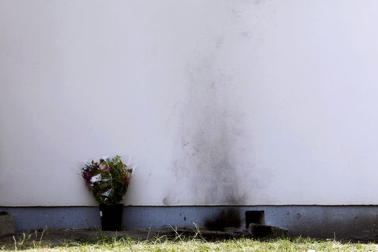 PATRICK BERNARD / AFP Les traces laissées par l’immolation d’un employé de France-Telecom près de son lieu de travail à Merignac (Gironde) le 26 avril 2011.