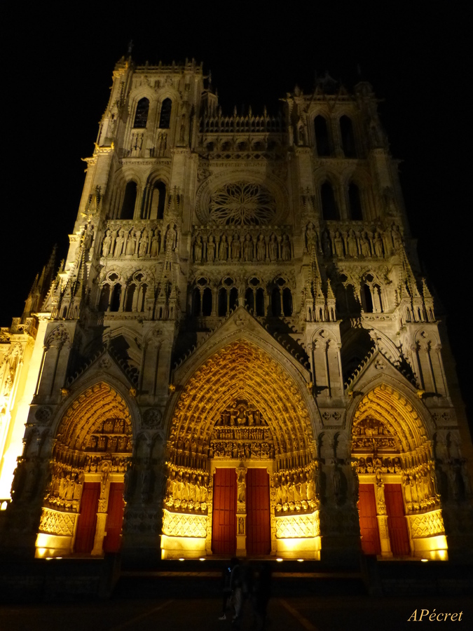 La cathédrale d'Amiens de toutes les couleurs