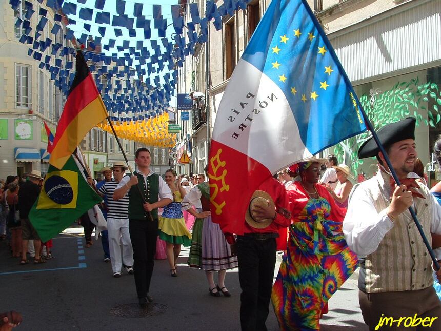 Le 56ème Festival de Confolens « ville en fête » ce jeudi 15Août 2013, un carnet de voyage avec tous les groupes folkloriques.