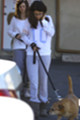 CANDIDS : Selena prennent ses chiens de chez le vétérinaire