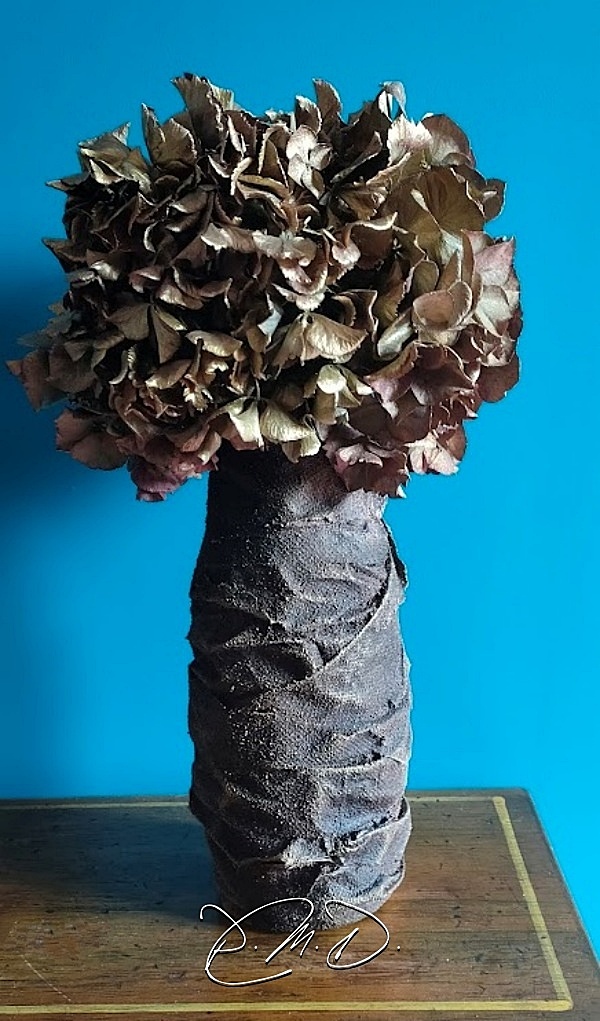 2021 - Vase. Tissus fin, colle à bois et peinture - ND