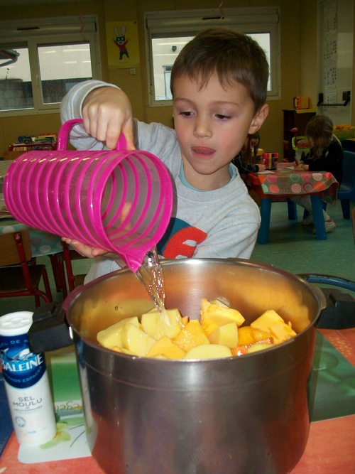 Nos petits chefs préparent la soupe