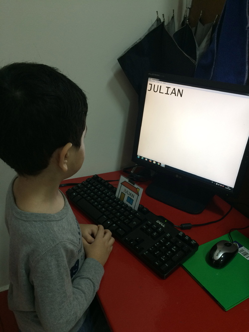 Los niños y niñas copiando sus nombres en la computadora