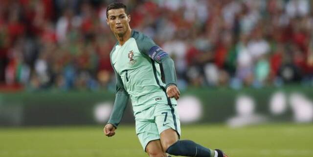 Football - Euro - Cristiano Ronaldo jouera la finale de l'Euro dimanche. (C. Recine/Reuters)