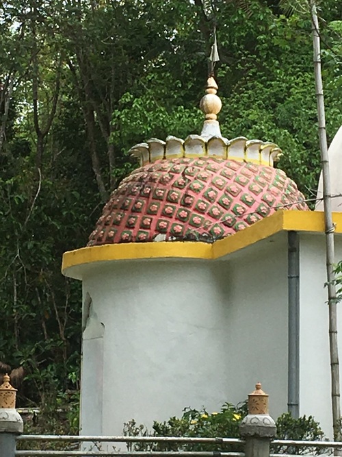 temple hindou a côté de la maison 