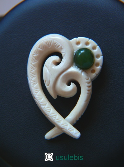 Blog de usulebis : Usulebis ,Artisan créateur de bijoux polynésiens , contact : usulebis@hotmail.fr, Pendentif Kokoata oeil de Jade