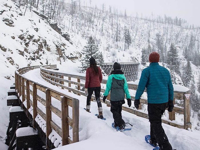 Promenez-vous en raquettes sur les ponts à chevalets de Myra Canyon à Kelowna pour profiter de l'hiver au Canada.