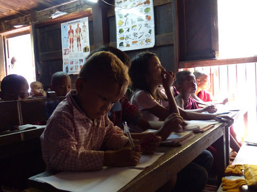 monastère en bois de teck de Bagaya; l'école monastique;