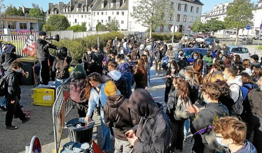 À Brest, des lycéens encore mobilisés pour demander le passage du bac en contrôle continu ( LT.fr - 21/05/2021 - 10h51 )