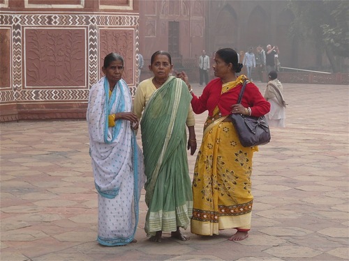 portrait d'indiennes visitant le Taj Mahal