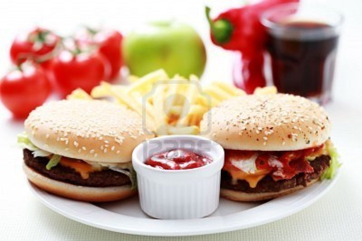 6014039-dejeuner-temps-cheeseburger-et-frites-francais--nourriture-et-boisson