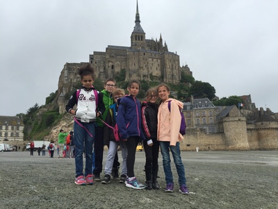 Les groupes des "rouges" au Mont St Michel