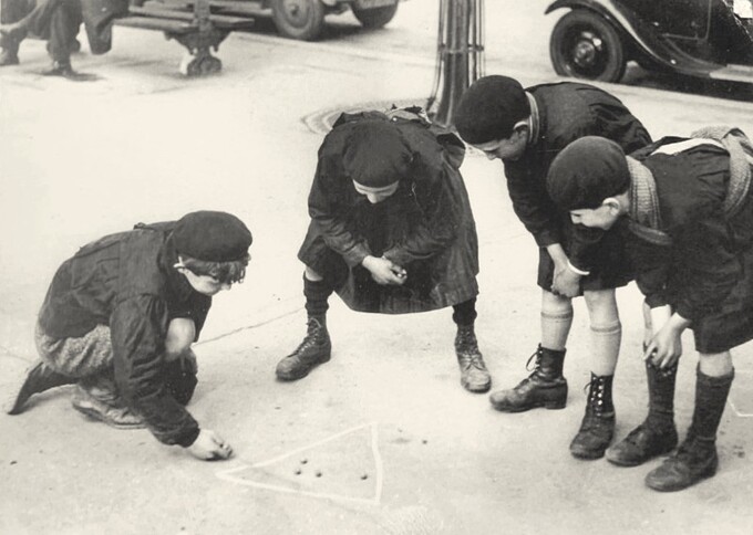 Jeunes parigots jouant au triangle sur les boulevards (photographie ancienne). 