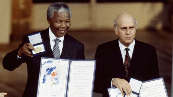 Nelson Mandela et Frederik de Klerk reçoivent le prix Nobel ©Getty