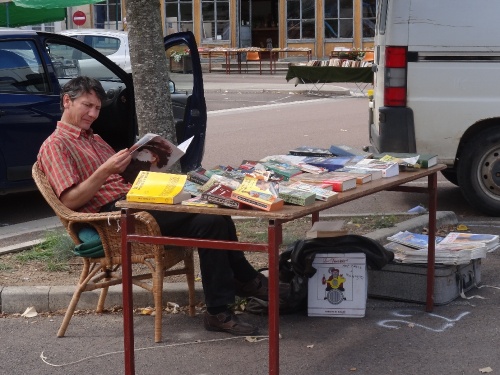 La bourse aux vieux papiers,livres, cartes postales, timbres, à Laignes..