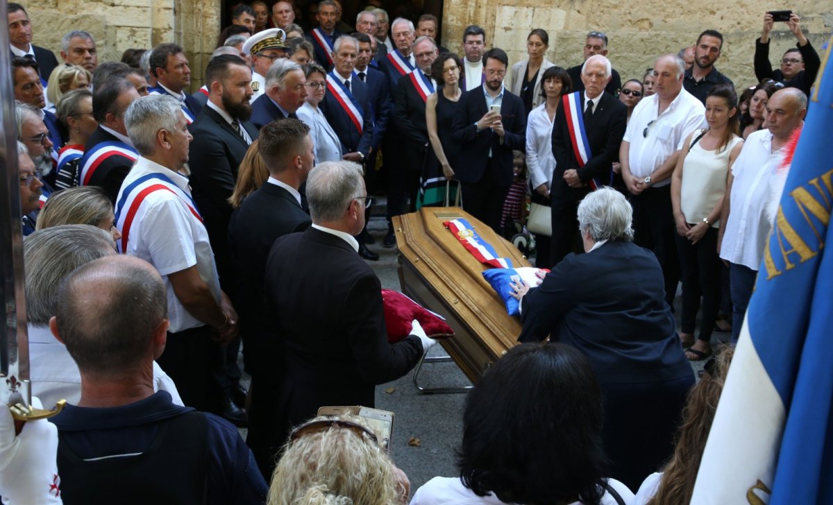 Ministre Jacqueline Gourault remet  légion d'honneur à titre posthume à Jean-Mathieu Michel lors de ses funérailles à Signes