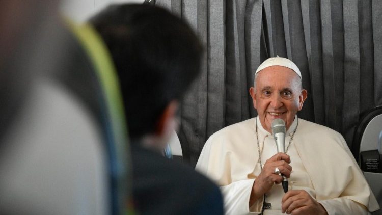 Le Pape François dans le vol de Lisbonne à Rome, le dimanche 6 août 2023.