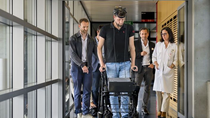 Une équipe de scientifiques du CHUV et de l'EPFL refait marcher un patient paraplégique par la "pensée". [Jean-Christophe Bott - Keystone]