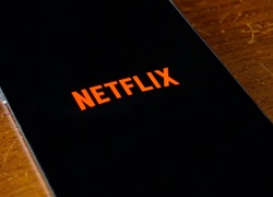 Logo de Netflix sur un écran de téléphone 