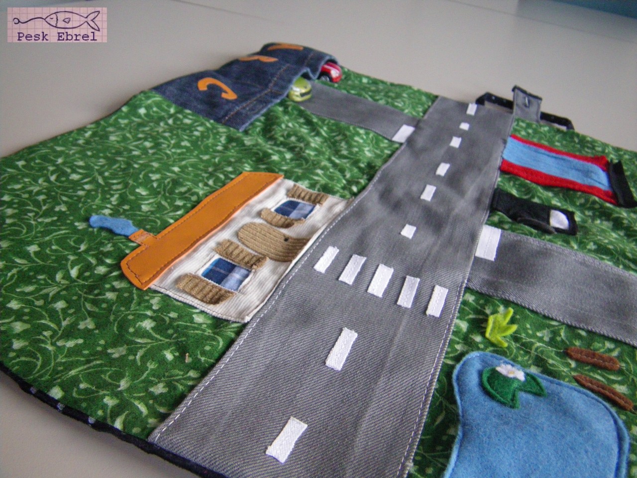 Le tapis/garage à voitures ou cosy car caddy pesk ebrel