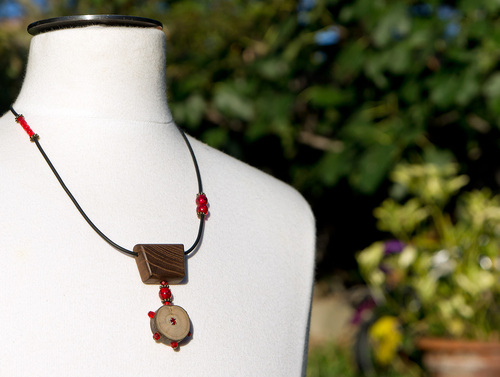 collier en bois et perles rouges