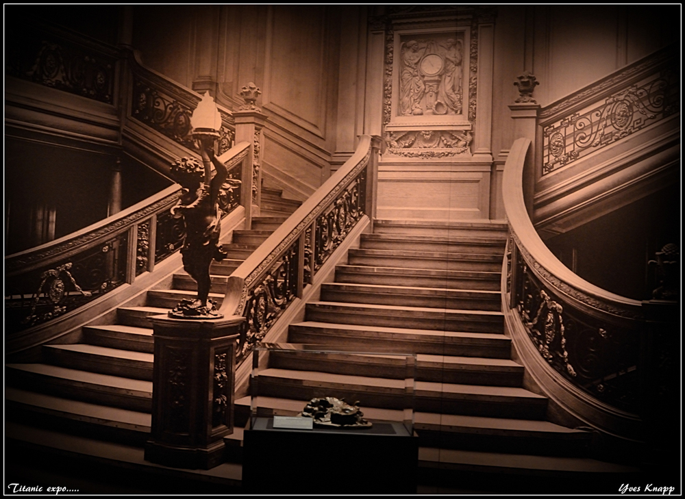 Miss Rose Bukater et Jack Dawson ont descendu le magnifique grand escalier.......