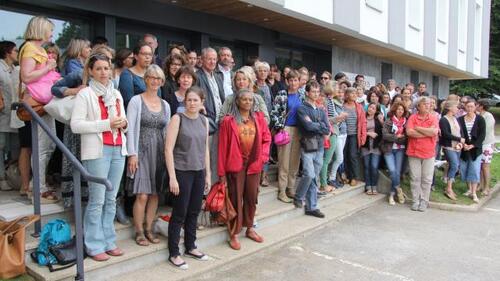 Près de 80 professeures et professeurs des écoles se sont réunis en pique-nique solidaire, ce mardi midi, devant les locaux des services départementaux de l'Éducation nationale, à Quimper (Finistère).