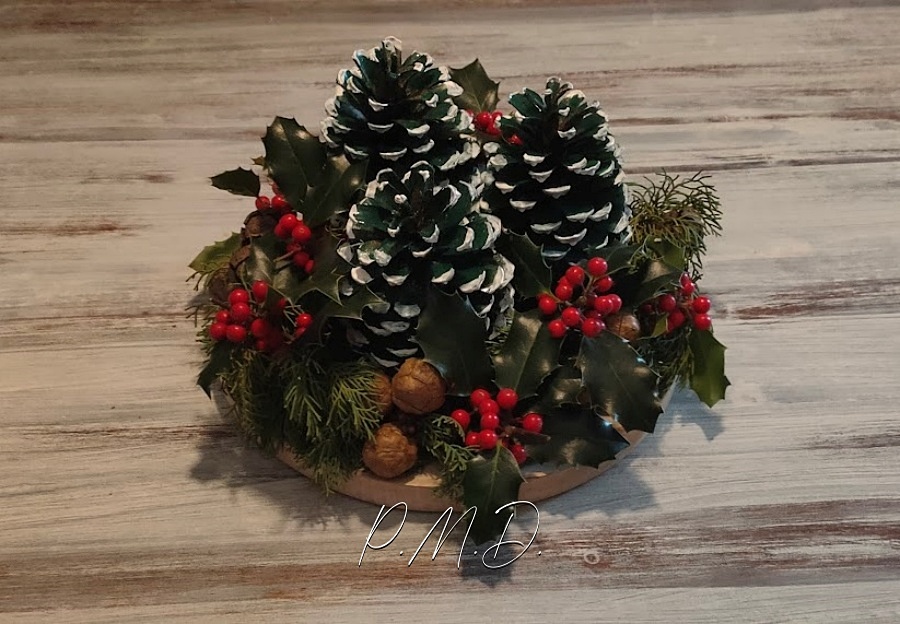 2023 - Déco de table de fêtes -  pommes de Pin peintes et branches de Cèdre et Houx