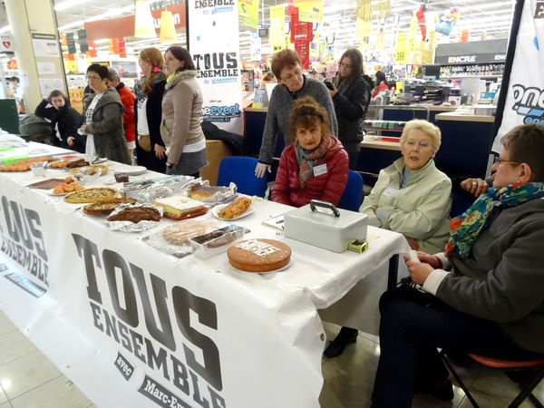 Une vente de tee-shirts "Tous Ensemble", au profit de Romain, a eu lieu dans la galerie marchande d'Auchan