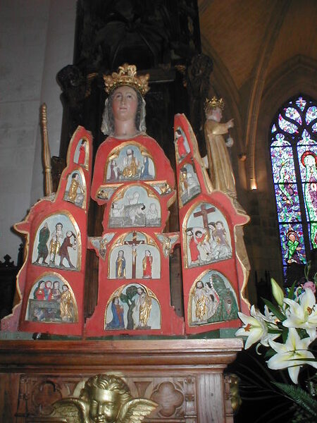 Les statues de l'église de Quelven.