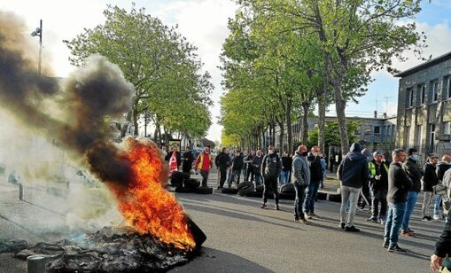 Un feu a été allumé avec des pneus.