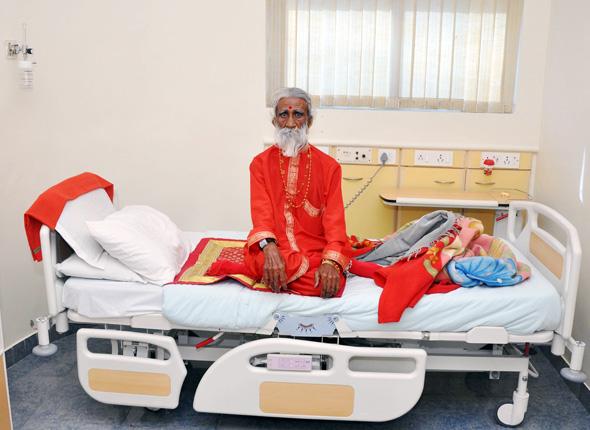 Prahlad Jani, un Indien de 82 ans, affirme ne pas manger ni boire depuis 70 ans (photo prise le 26 avril 2010).