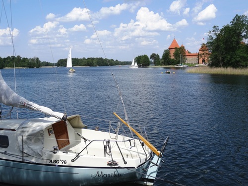 Promenade sur le lac de Galve en Lituanie