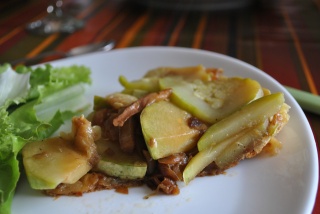 Tarte Tatin aux oignons confits et courgettes