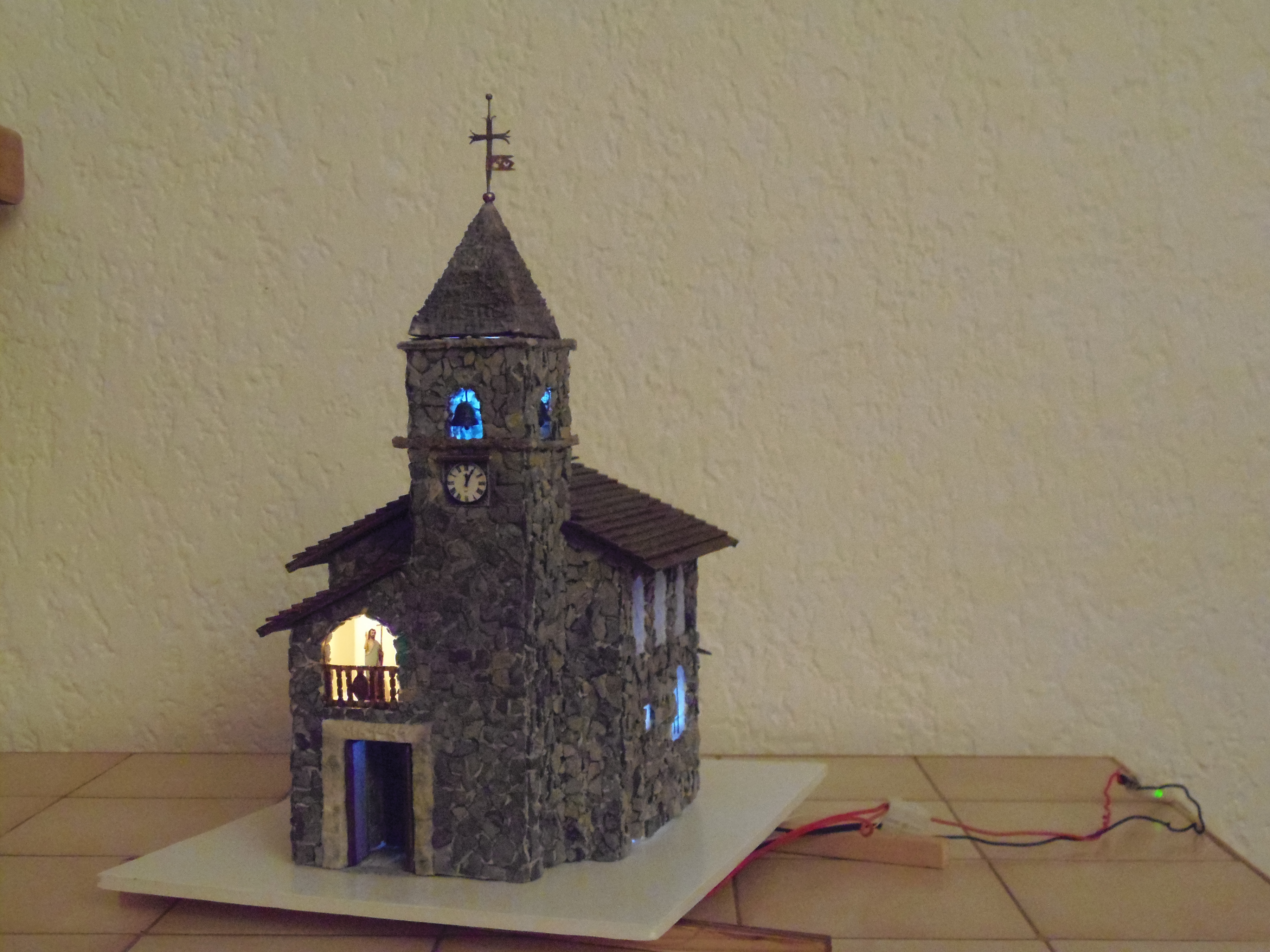 Vitrine en cours : La place de l'église - Les vitrines miniatures de Cmimi