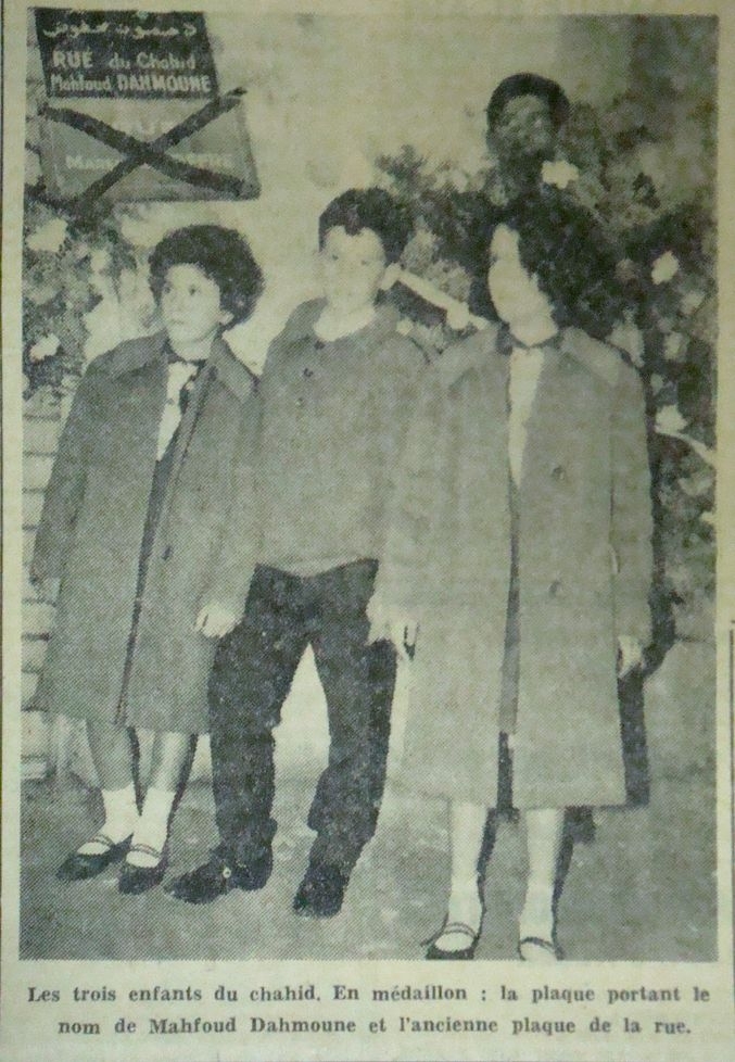 2.2.1964 Les enfants de Mahfoud Dahmoune devant la plaque de la rue portant le nom de leur pére