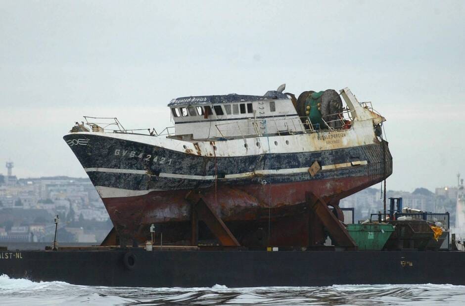 Le Bugaled Breizh (« Enfants de Bretagne » en breton)  a coulé le 15 janvier 2004, causant la mort de ses cinq marins.