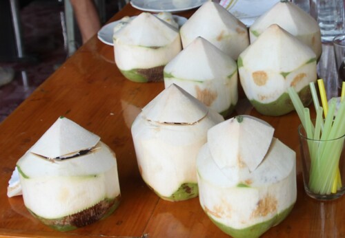 Marché flottant et noix de coco