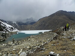 Arrivée au lac Dudh Pokhari (3ème lac de Gokyo - 4750m) partiellement gelé et vue sur le Gokyo Ri (5357m)