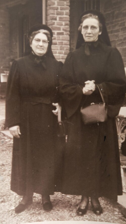 Photo de Louise Buchet (à dr.) et Soeur Marie (Archives du Temple de Retinne)