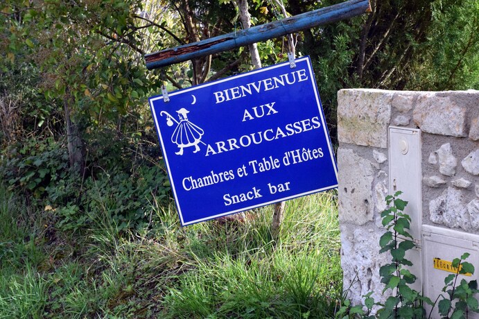 J32 - Castelnau sur l'Auvignon - Panneau du gîte Les arroucasses