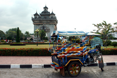 Blog de images-du-pays-des-ours :Images du Pays des Ours (et d'ailleurs ...), Beaucoup plus pour le tuk-tuk que pour la 'Porte de la Victoire'! - Vientiane - Laos