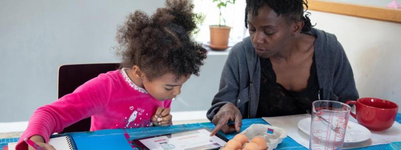 Une mère confinée avec sa fille lui apprend une recette de cuisine, le 25 mars 2020 à&nbsp;Grézieu-la-Varenne (Rhône).