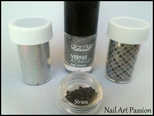 Nail art foils argenté et strass ! 