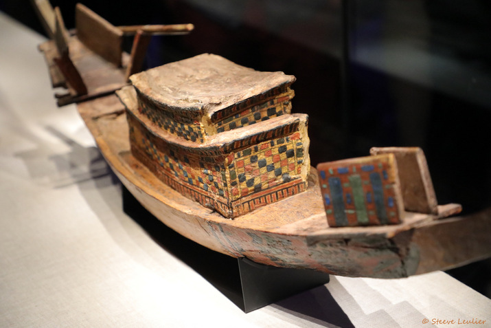 Bateau en bois peint sans mât avec une cabine à deux étages