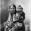 Portrait de Stella Yellow Shirt et bébé, du peuple Dakota, 1899.