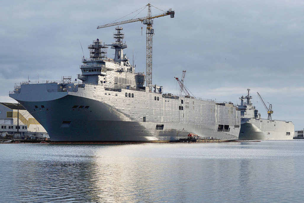 Le "Sébastopol" (à gauche) et le "Vladivostok", dans le port de Saint-Nazaire en décembre 2014 - JEAN-SEBASTIEN EVRARD/AFP