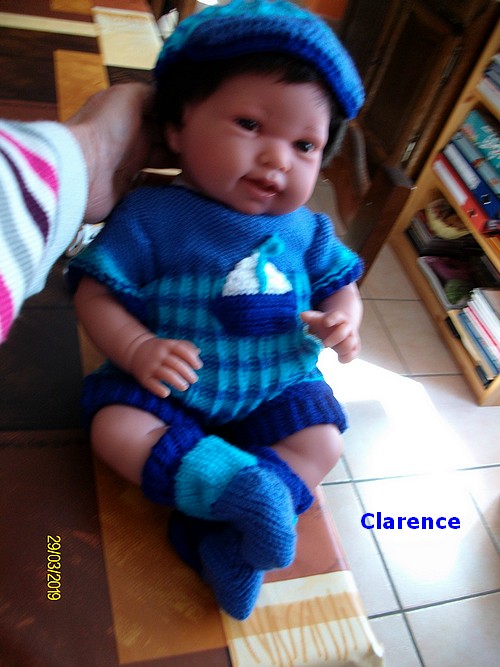 Clarence en tenue complète !