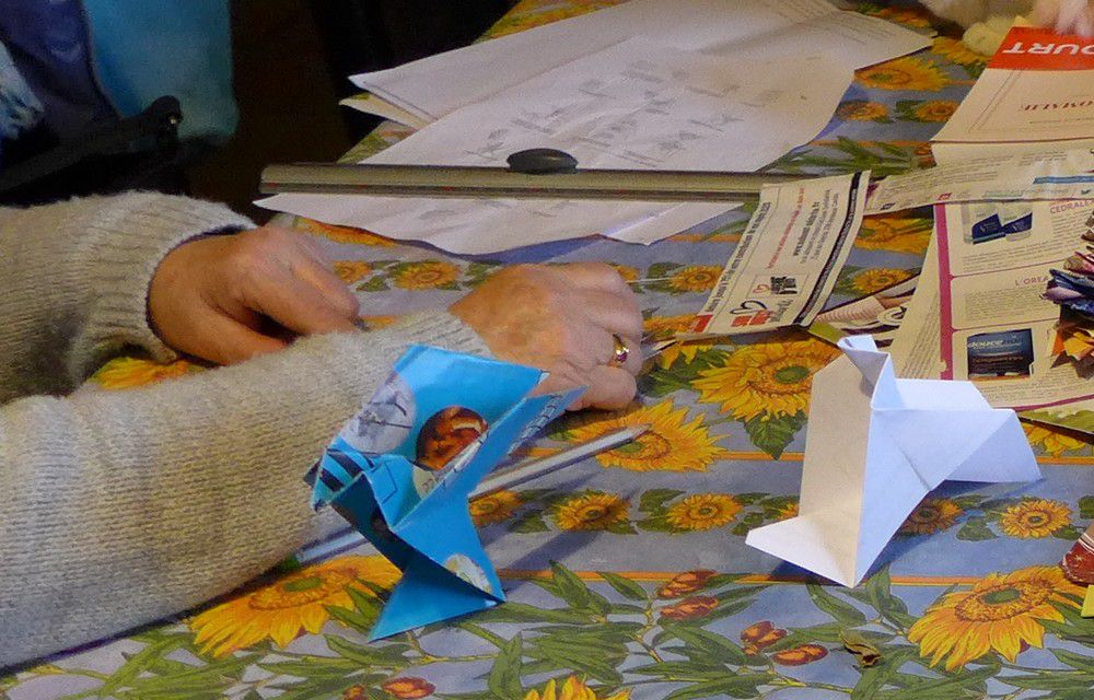 Atelier &quot;Pliage de colombes&quot; pour l'opération Origami for life...